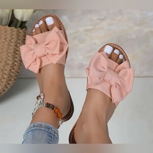 Women flat sandals with a decorative pink bow. Size 6. Imported New